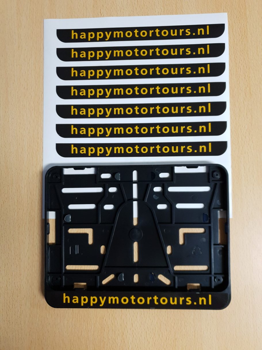 Plak een HMT kentekensticker en win ... Zwart montagesteuntje voor motor met logo en verscheidene stickers van happymotortours.nl.